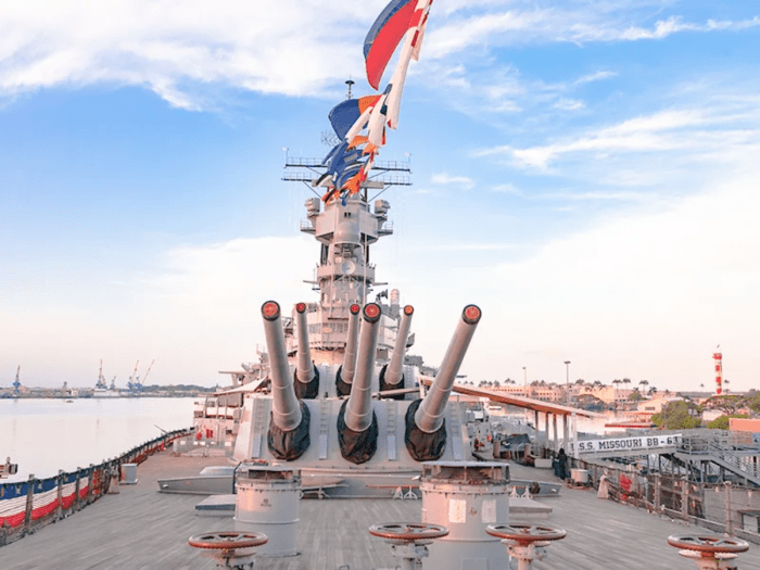 Battleship missouri memorial navy arizona row moored overlooking file uss ships commons