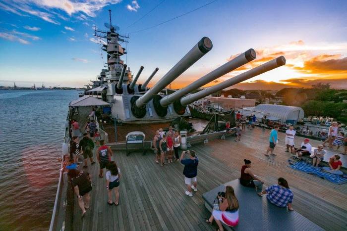 Battleship uss missouri arizona memorial hawaii museum pearl harbor inside mo tour honolulu legendary missuri mighty moored usa texas over